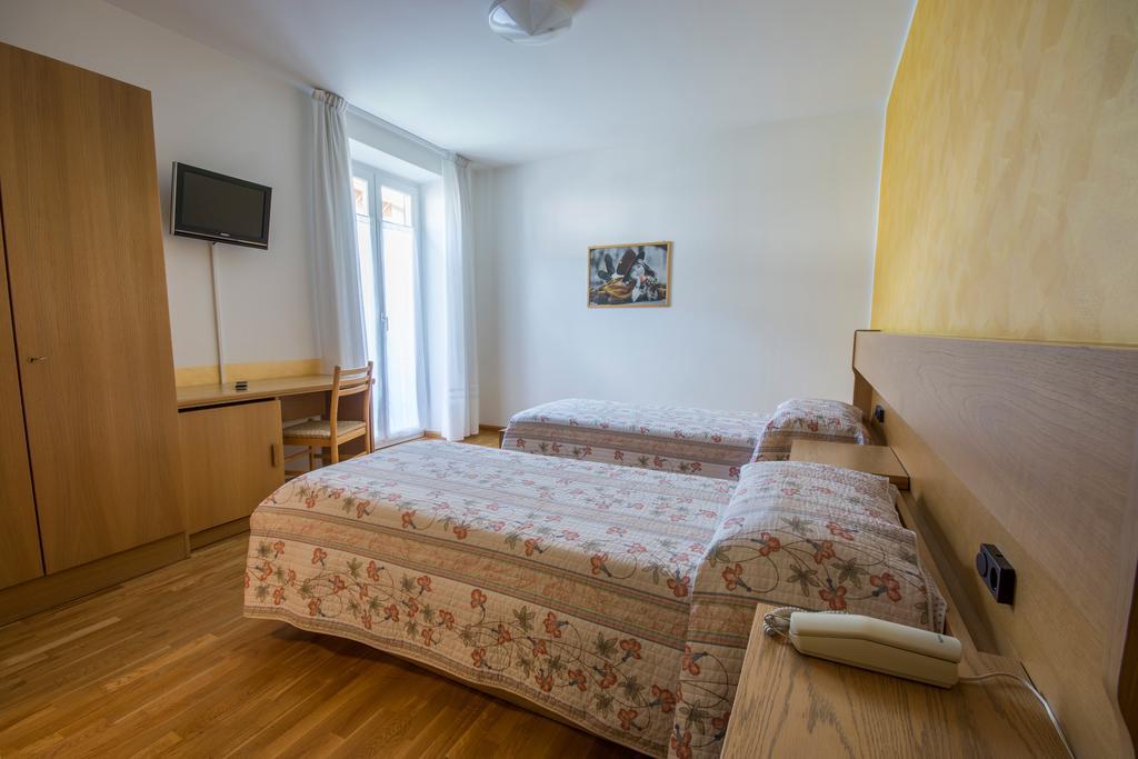 Hotel Garni Castel Ferari Tuenno Zewnętrze zdjęcie